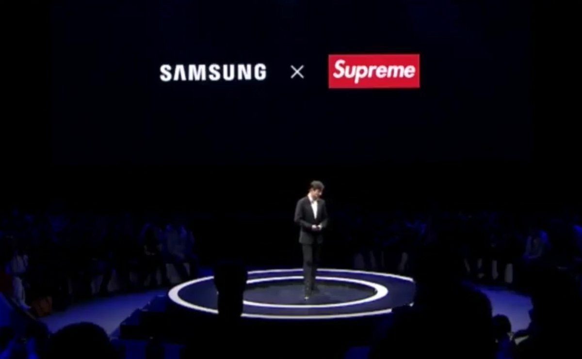 Fotogramma dell'evento Samsung in Cina per l'annuncio del Galaxy A8s