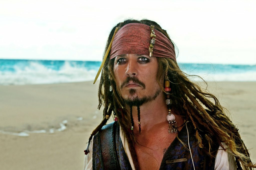 Johnny Depp interpreta Jack Sparrow in Pirati dei Caraibi - Oltre i confini del mare