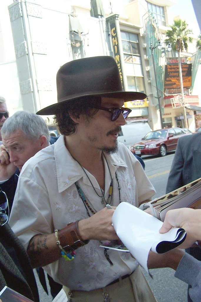 Johnny Depp firma autografi