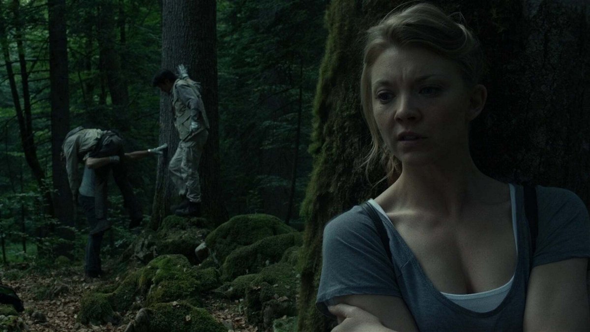 Sara attende dietro un albero mentre Aiden e Michi si occupano del cadavere del suicida trovato nella foresta