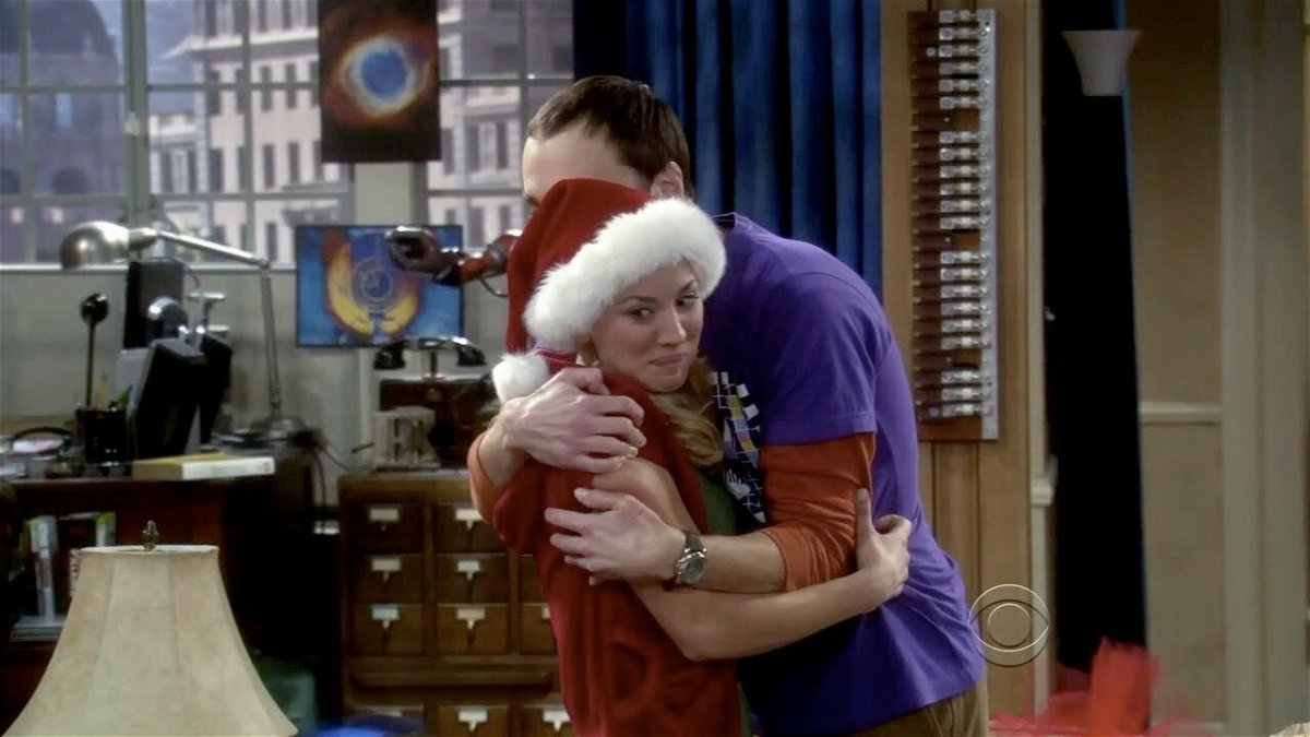 Sheldon abbraccia Penny per aver ricevuto il regalo di Natale 