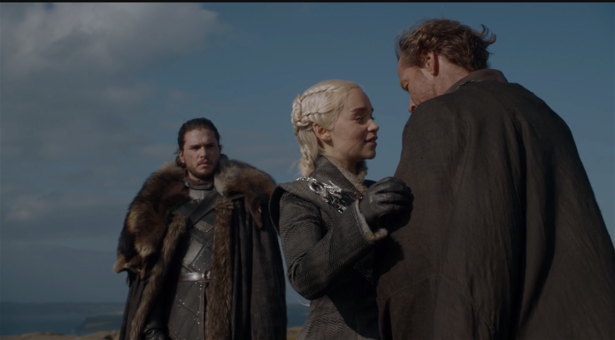Jorah abbraccia Daenerys e Jon Snow li guarda