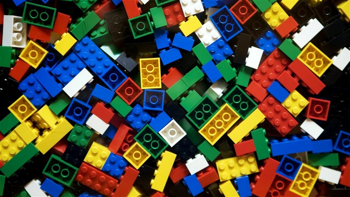 Primo piano di alcuni mattoncini colorati LEGO