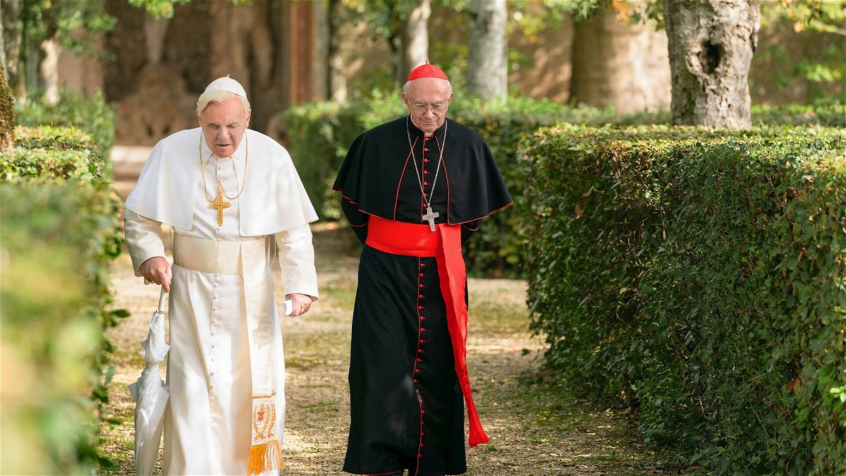 Papa Benedetto XVI e Jorge Mario Bergoglio camminano in un giardino