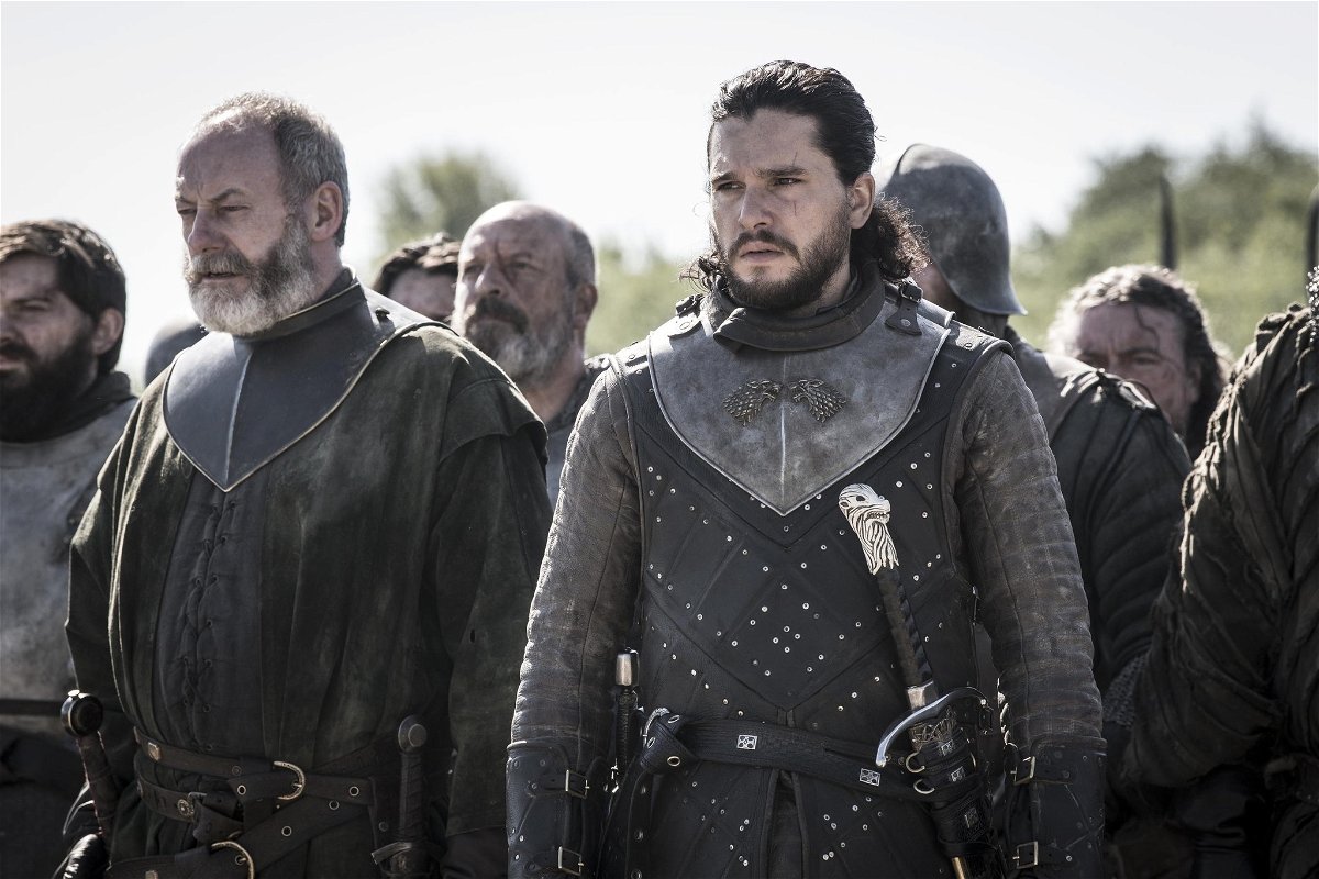 Jon Snow con ser Davos sul campo di battaglia in GoT 5