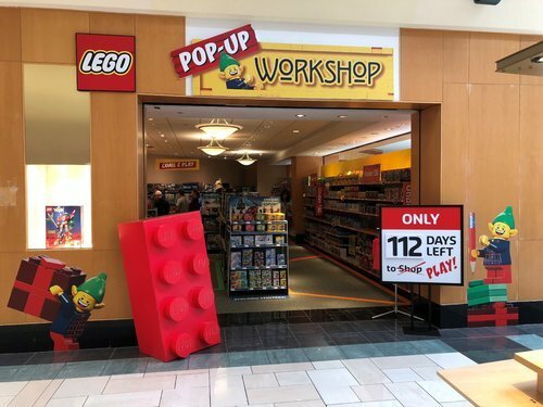 Primo piano dell'ingresso del negozio temporaneo LEGO di Manchester, nel Connecticut (USA)