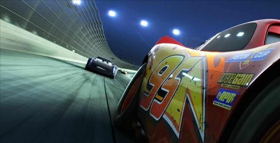 Saetta McQueen supera il suo giovane rivale in una scena di Cars 3.