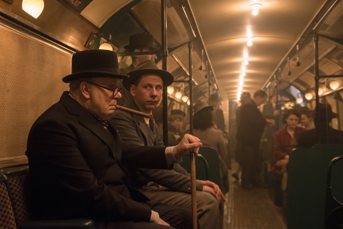Gary Oldman seduto in metro in una delle scene più importanti del film