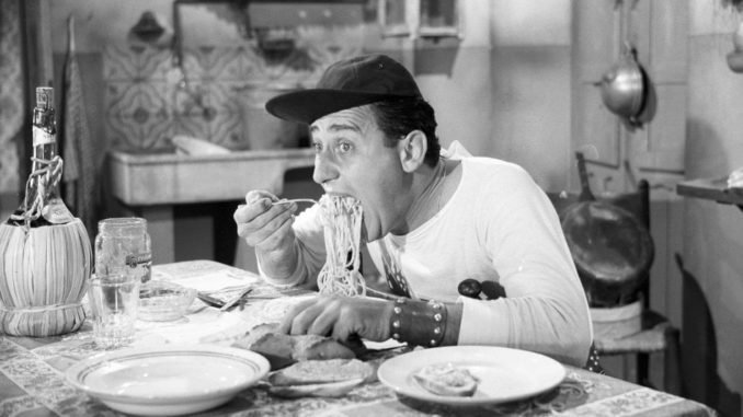 Nando Mericoni (Alberto Sordi) mangia i maccheroni nella celebre scena di Un Americano a Roma
