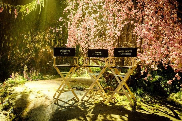 Le sedie delle star (Jolie, Fanning e Pfeiffer) sul fantastico set di Maleficent 2