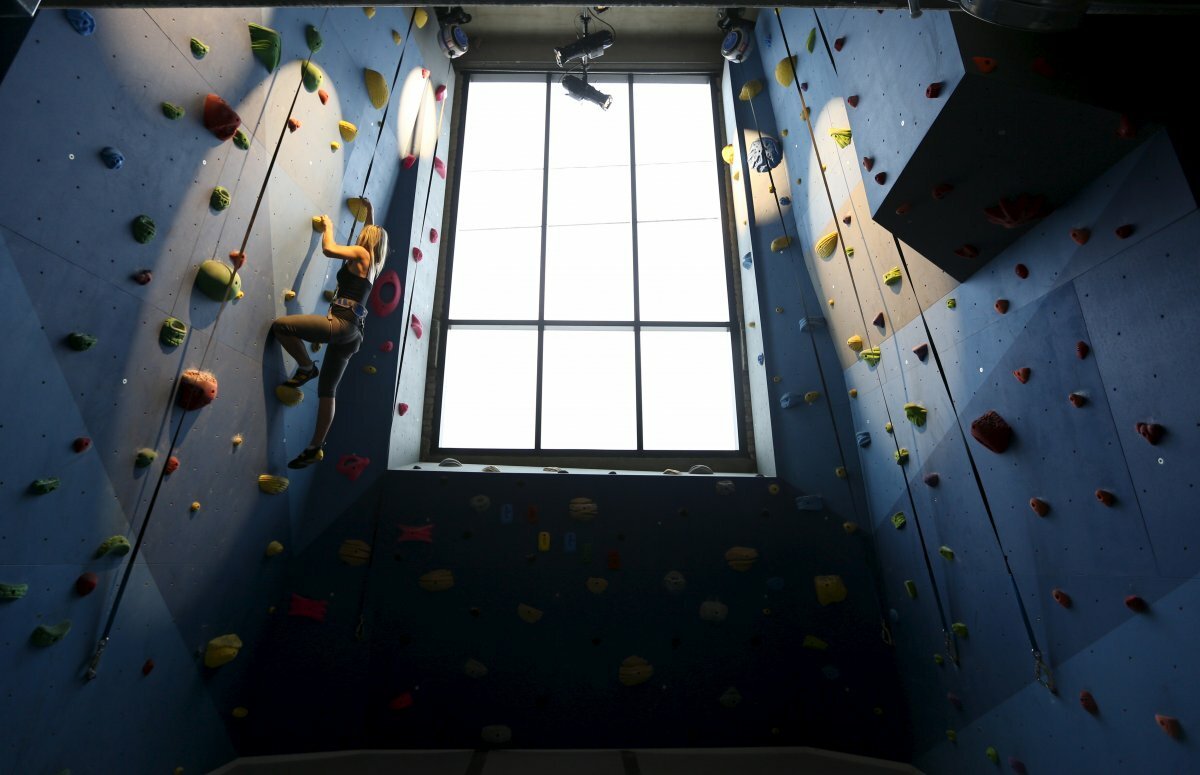 Un impiegata degli uffici di Google di New York mentre si arrampica su una parete