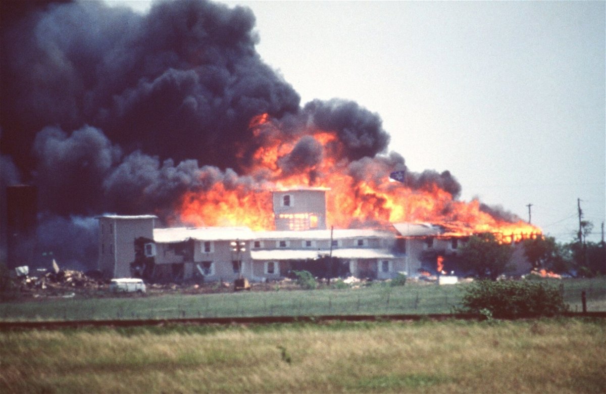 La chiesa nel ranch di Waco in fiamme