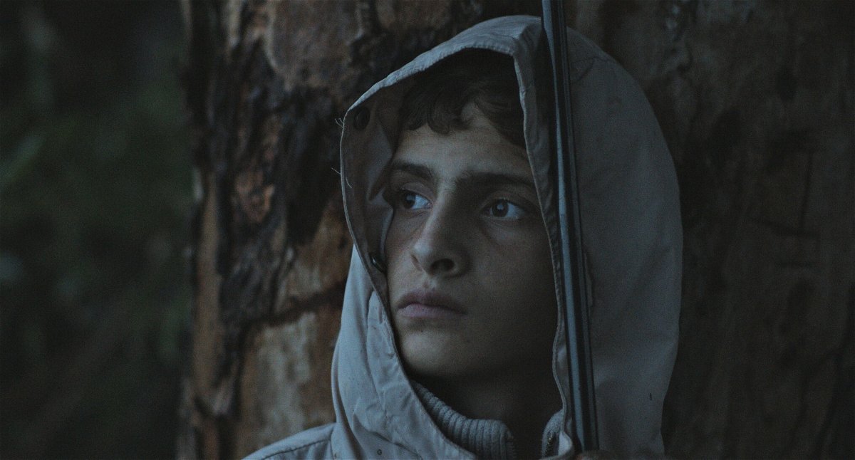 L'adolescente Alì in una scena del documentario Notturno di Gianfranco Rosi