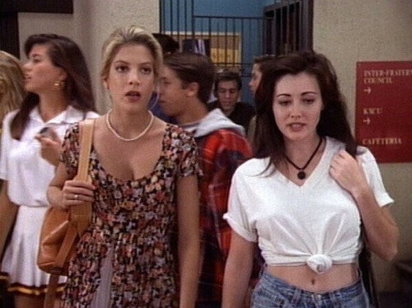 Donna e Brenda in una scena di Beverly Hills 90210