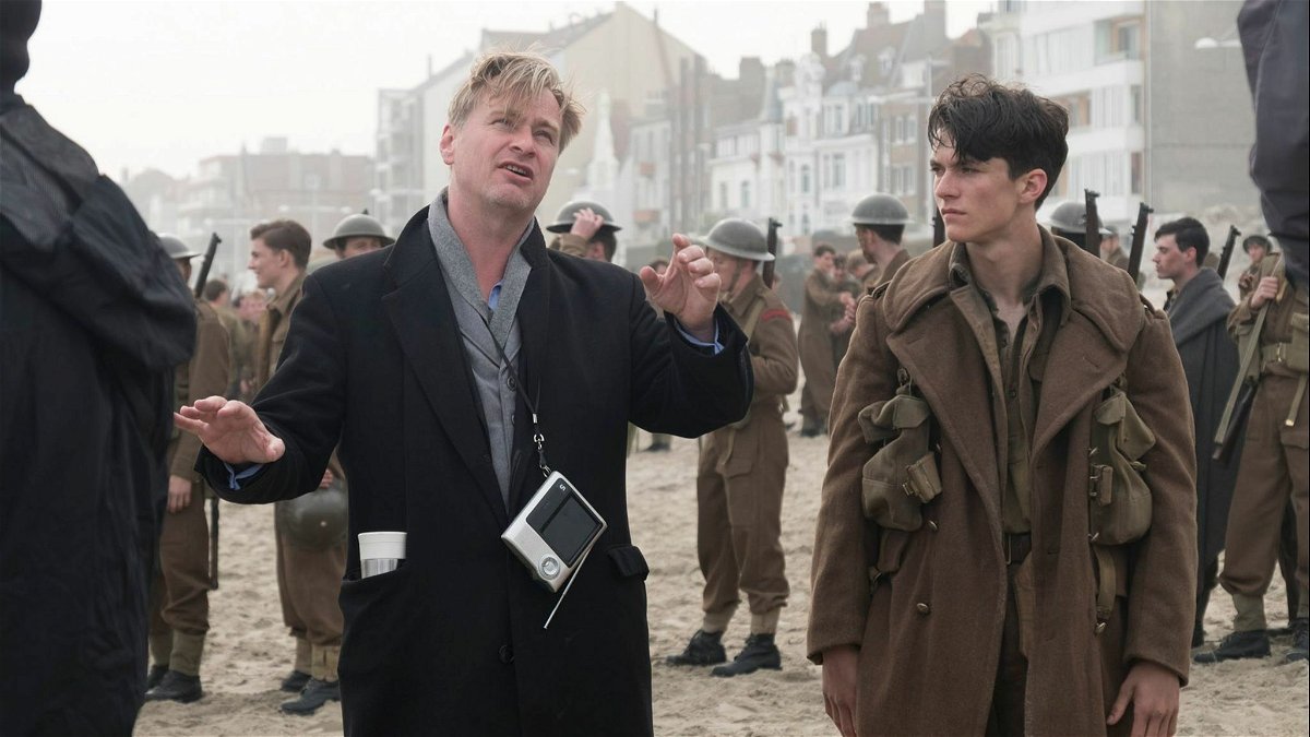 Chris Nolan assieme a Fionn Whitehead sul set di Dunkirk