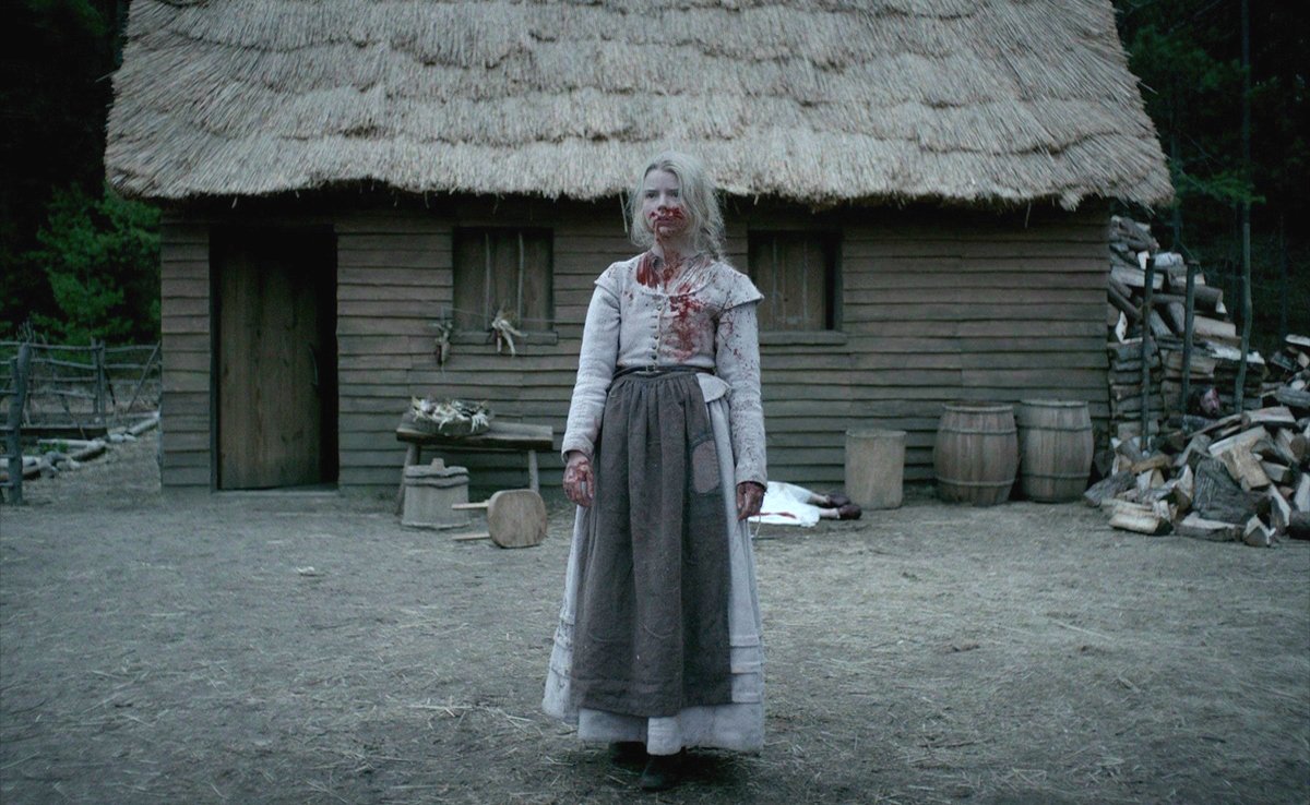 Anya Taylor-Joy sporca di sangue in una scena di The Witch