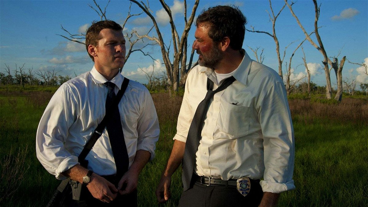 Mike (Sam Worthington) e Brian (Jeffrey Dean Morgan) nei campi paludosi dove vengono ritrovati i corpi