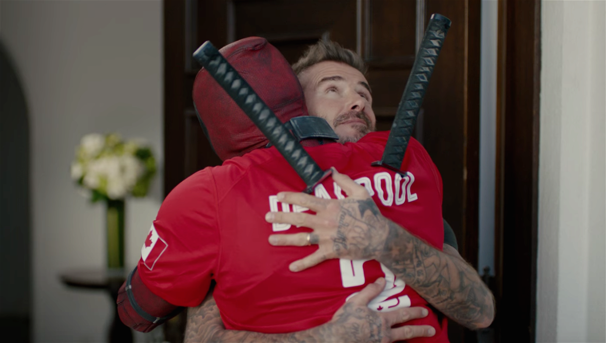 Deadpool abbraccia David Beckham nel video