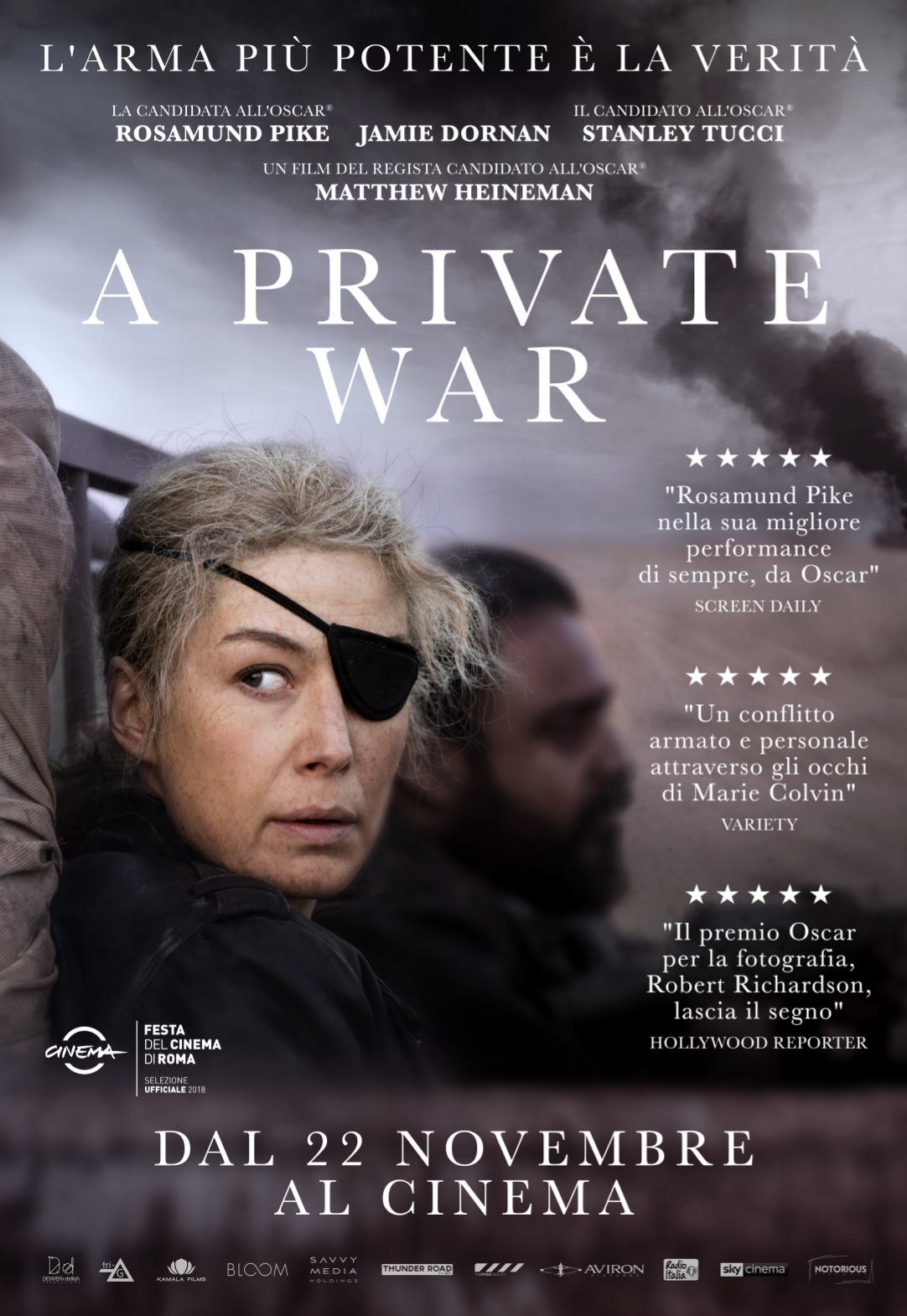 Poster italiano del film A Private War con Rosamund Pike