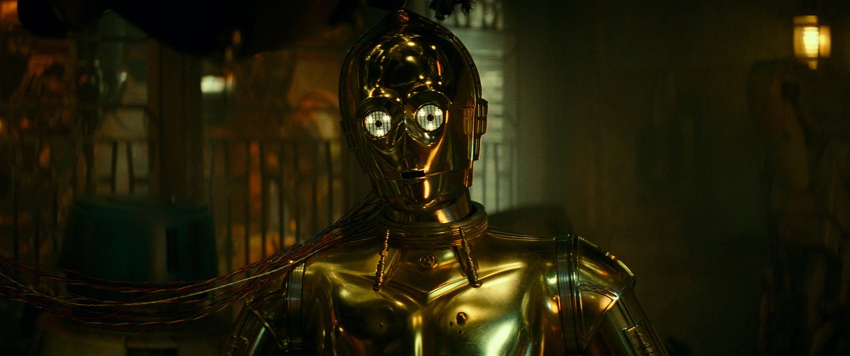 Un primo piano di C-3PO nel film Star Wars: L'ascesa di Skywalker