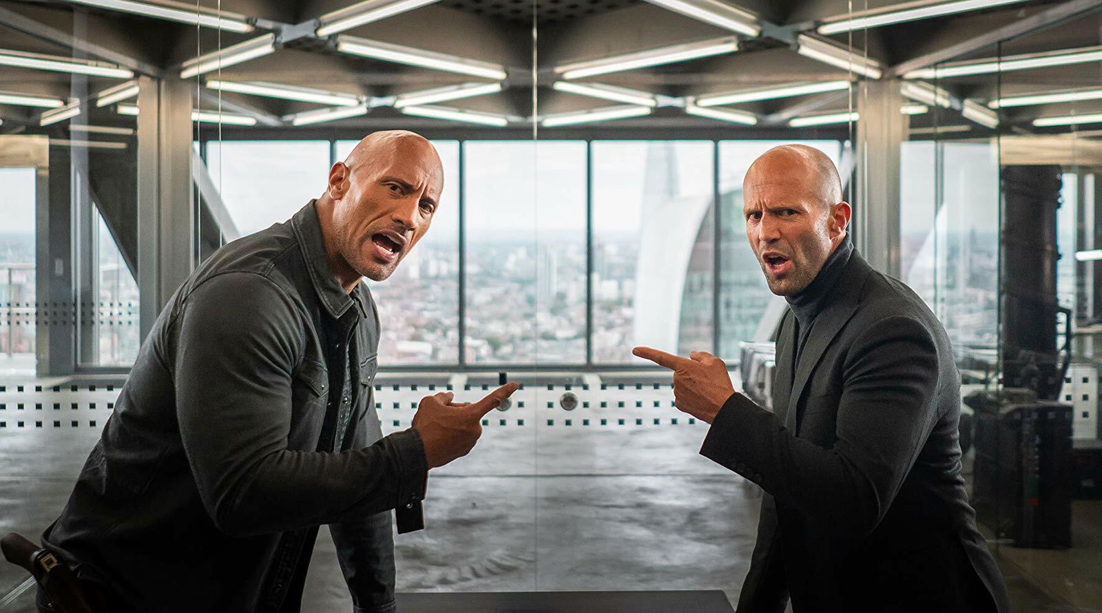 Dwayne Johnson e Jason Statham in una scena del film Fast & Furious - Hobbs & Shaw