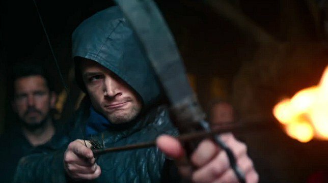 Taron Egerton è Robin Hood in una sequenza del film