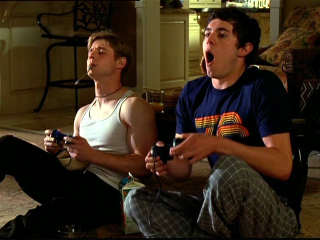 Seth e Ryan giocano ai videogiochi in The O.C.