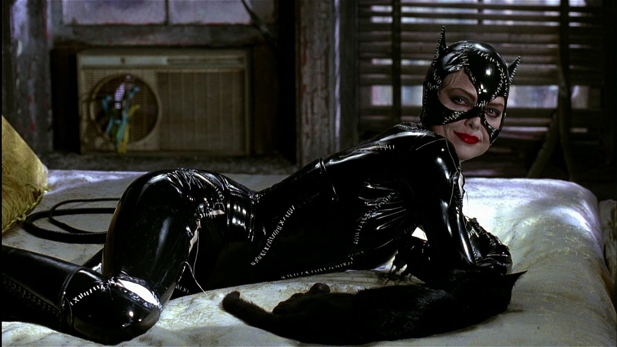 Michelle Pfeiffer indossa l'iconica tutina di latex di Catwoman in una scena di Batman: Il Ritorno 