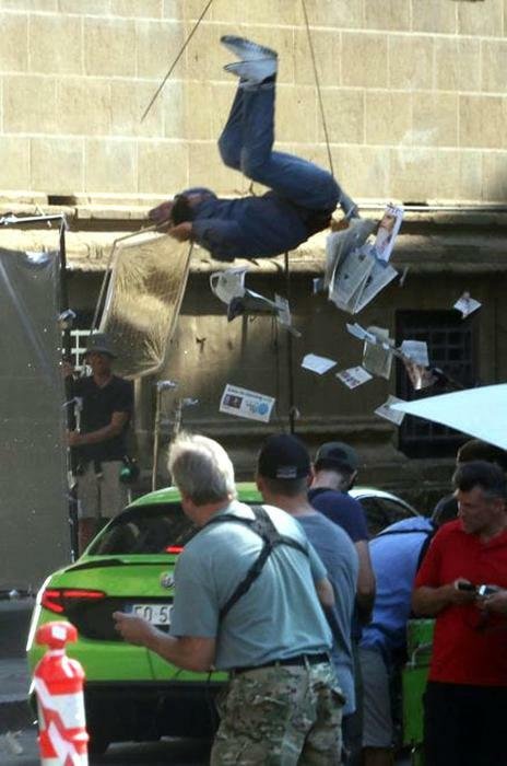 Primo piano del salto dello stuntman sul set del film Six Underground girato a Firenze 