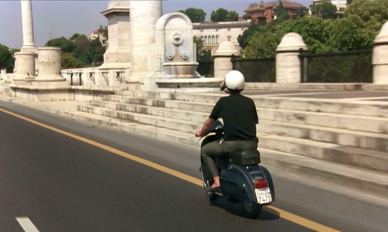 Nanni Moretti a bordo della vespa in una scena del film