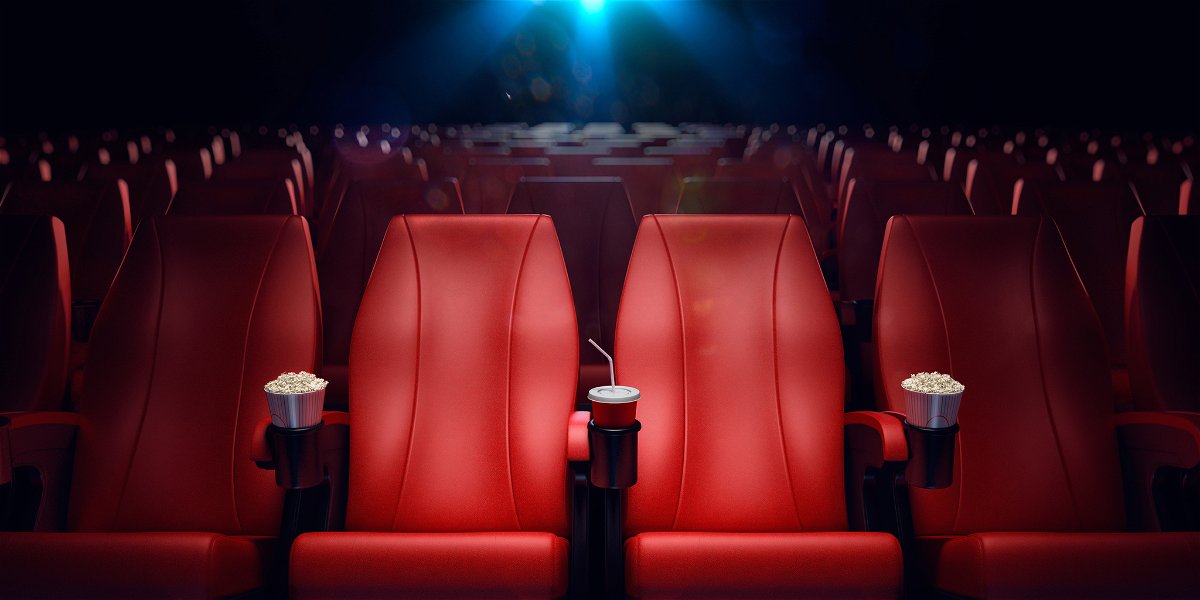 La sala cinematografica con i pop-corn negli spazi appositi nei sedili