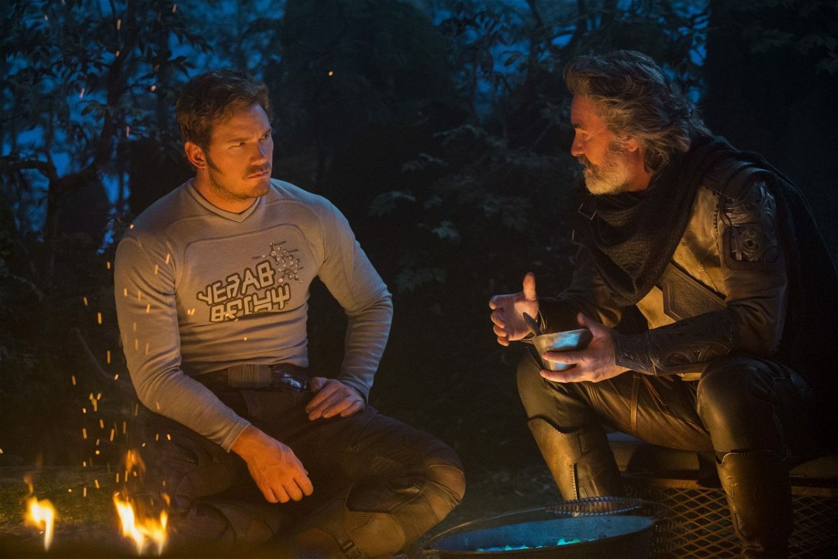 Peter Quill (Chris Pratt) ed Ego (Kurt Russell) seduti davanti ad un fuoco acceso in una scena del film