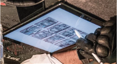 Copertina di Zack Snyder sta disegnando uno storyboard con Deathstroke. Per quale film?