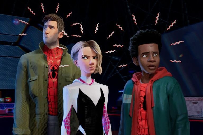 Peter Parker, Miles Morales e Gwen Stacy nelle loro versioni in Spider-Man: Un Nuovo Universo 