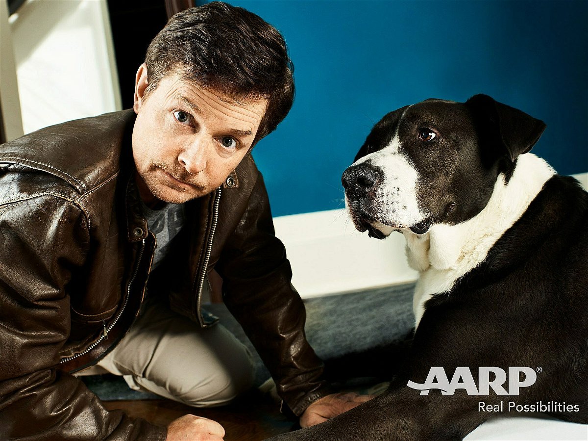 Michael J. Fox con un cane nello shooting di AARP