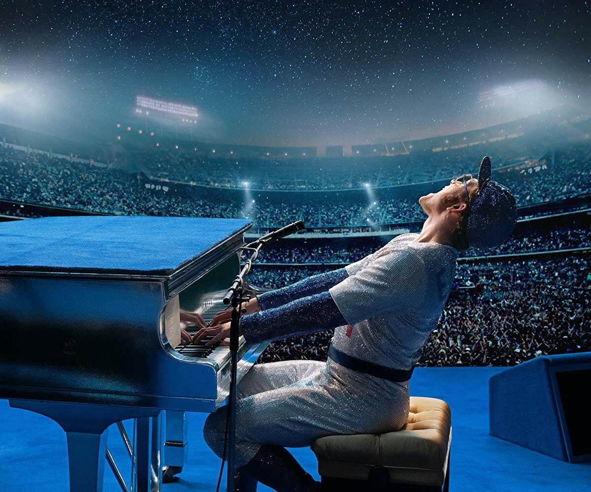 Taron Egerton suona il piano durante un concerto in una scena di Rocketman