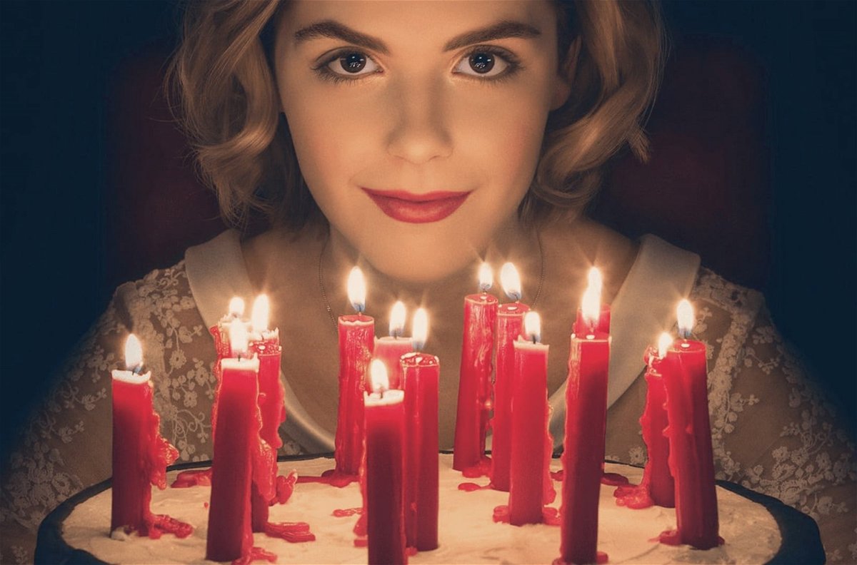 Sabrina festeggia il suo compleanno, con alcune candeline rosse