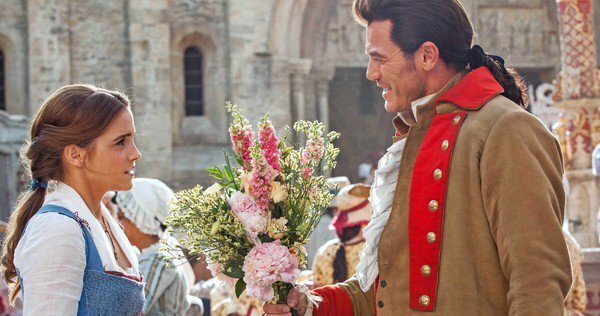 Gaston (Luke Evans) e Belle (Emma Watson) in una scena dal film di Bill Condon