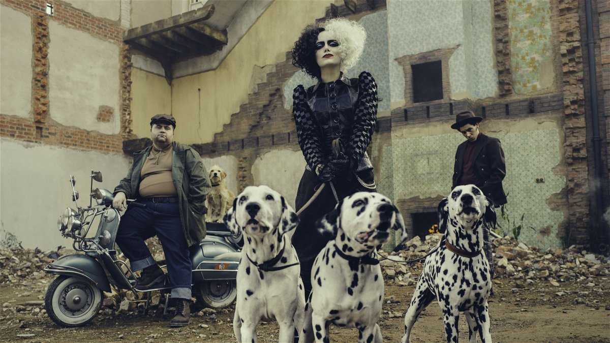 Emma Stone e i suoi scagnozzi nella prima immagine ufficiale di Cruella