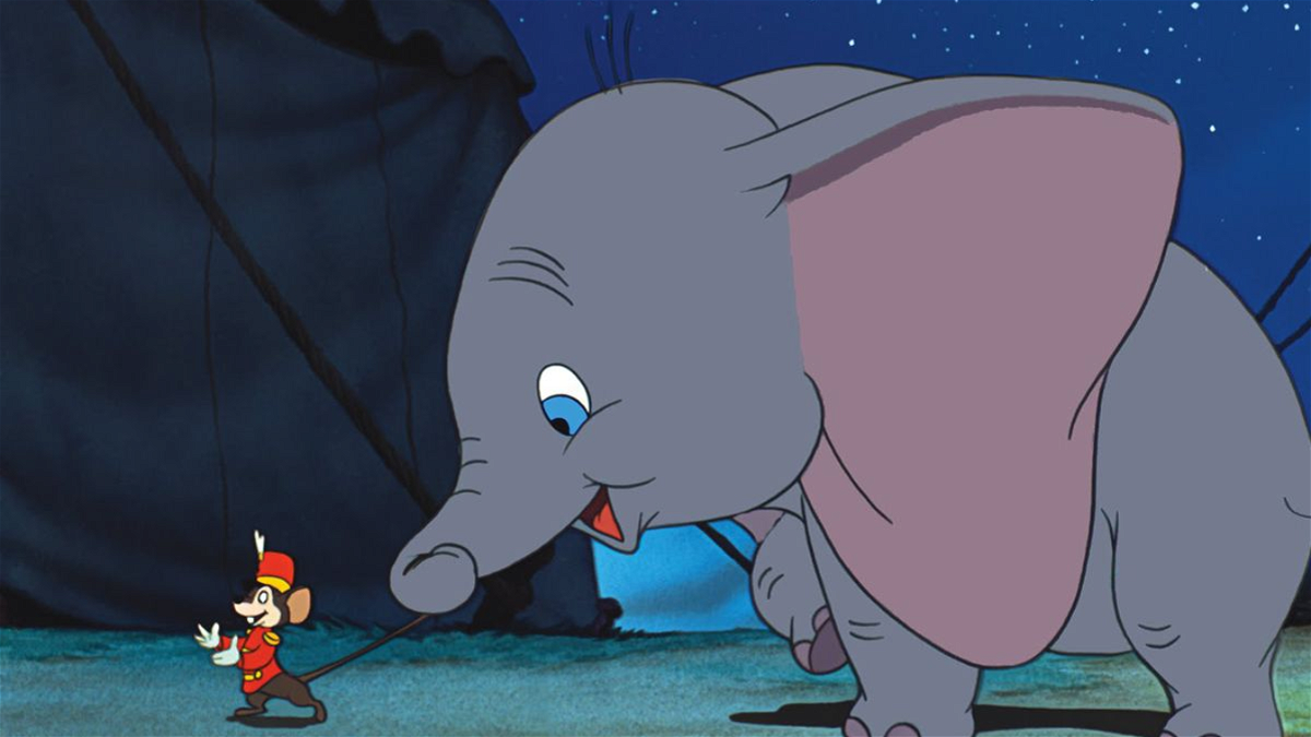 Dumbo cammina dietro Timoteo