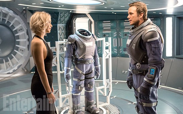 Jennifer Lawrence e Chris Pratt in una scena di Passengers