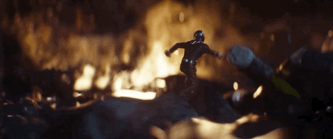 Scena del trailer di Avengers: Endgame con Ant-Man che fugge da alcune esplosioni