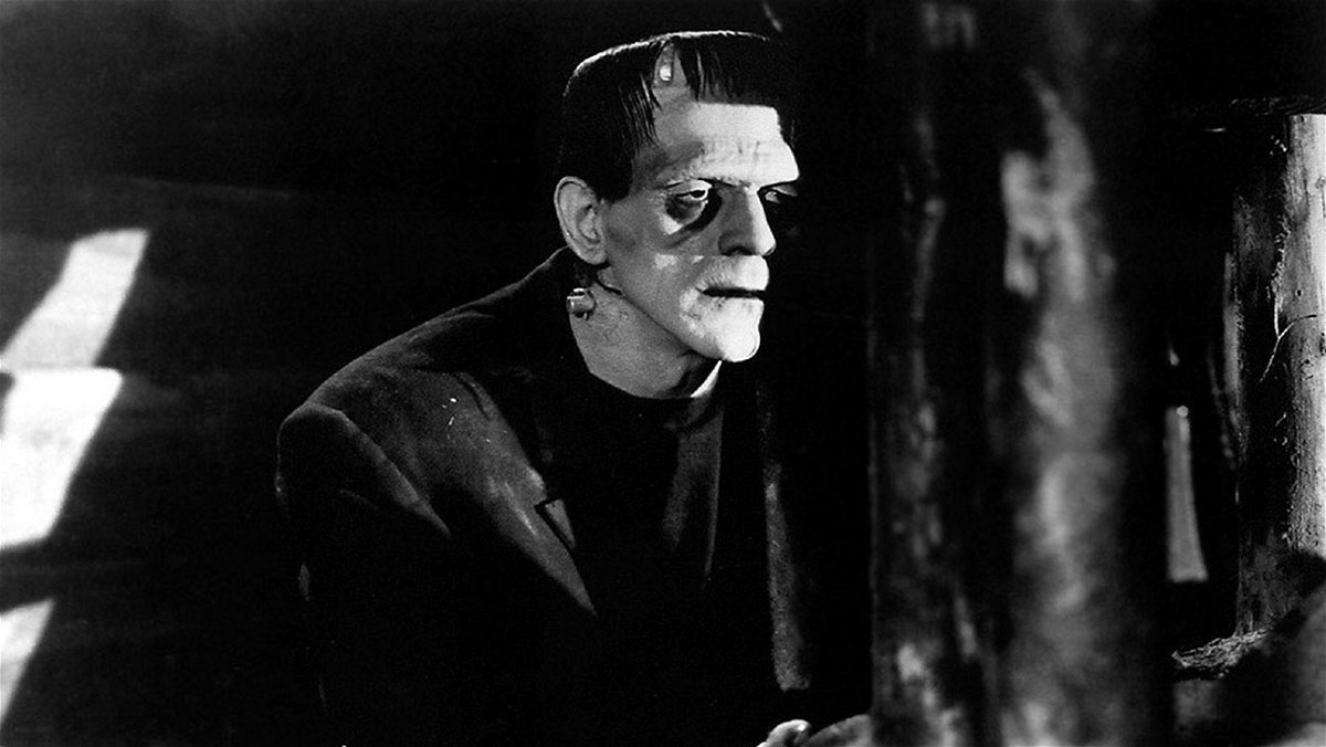 Boris Karloff in una scena del film Frankenstein