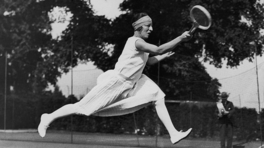 Suzanne Lenglen mentre gioca a tennis