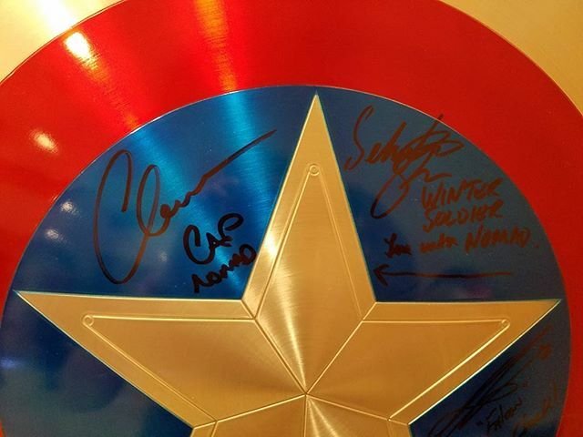 Lo scudo di Captain America autografato da Evans e Stan