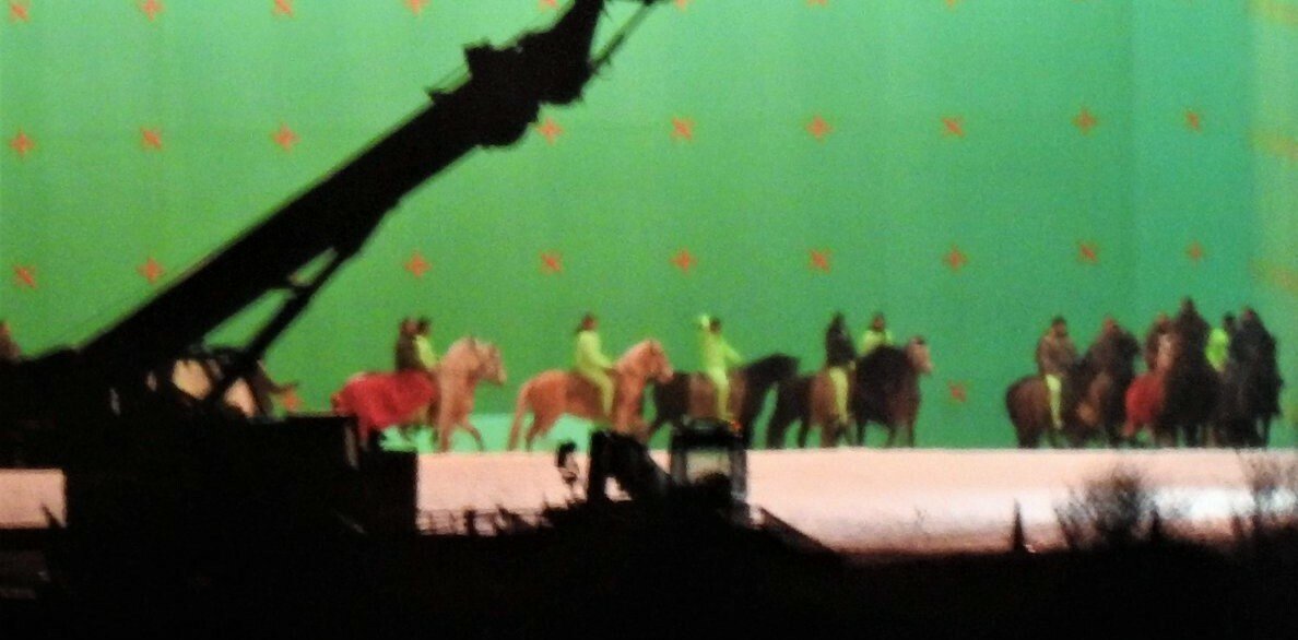 Foto dal set di GoT con attori e tuta verde