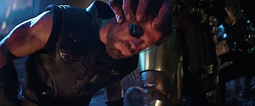 Clicca per vedere l'immagine originale Thor in balia di Thanos nel secondo trailer di Infinity War