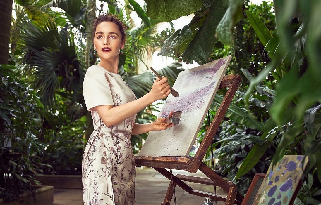 Emilia Clarke dipinge in un immenso giardino