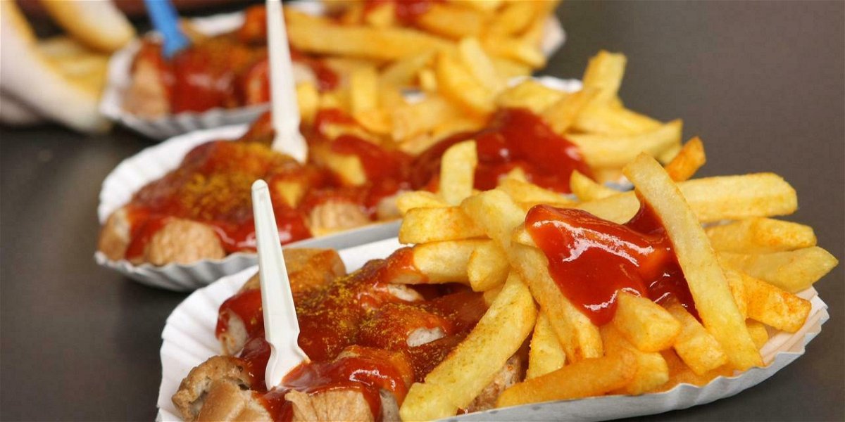 Street Food a base di carne, ketchup e patate fritte