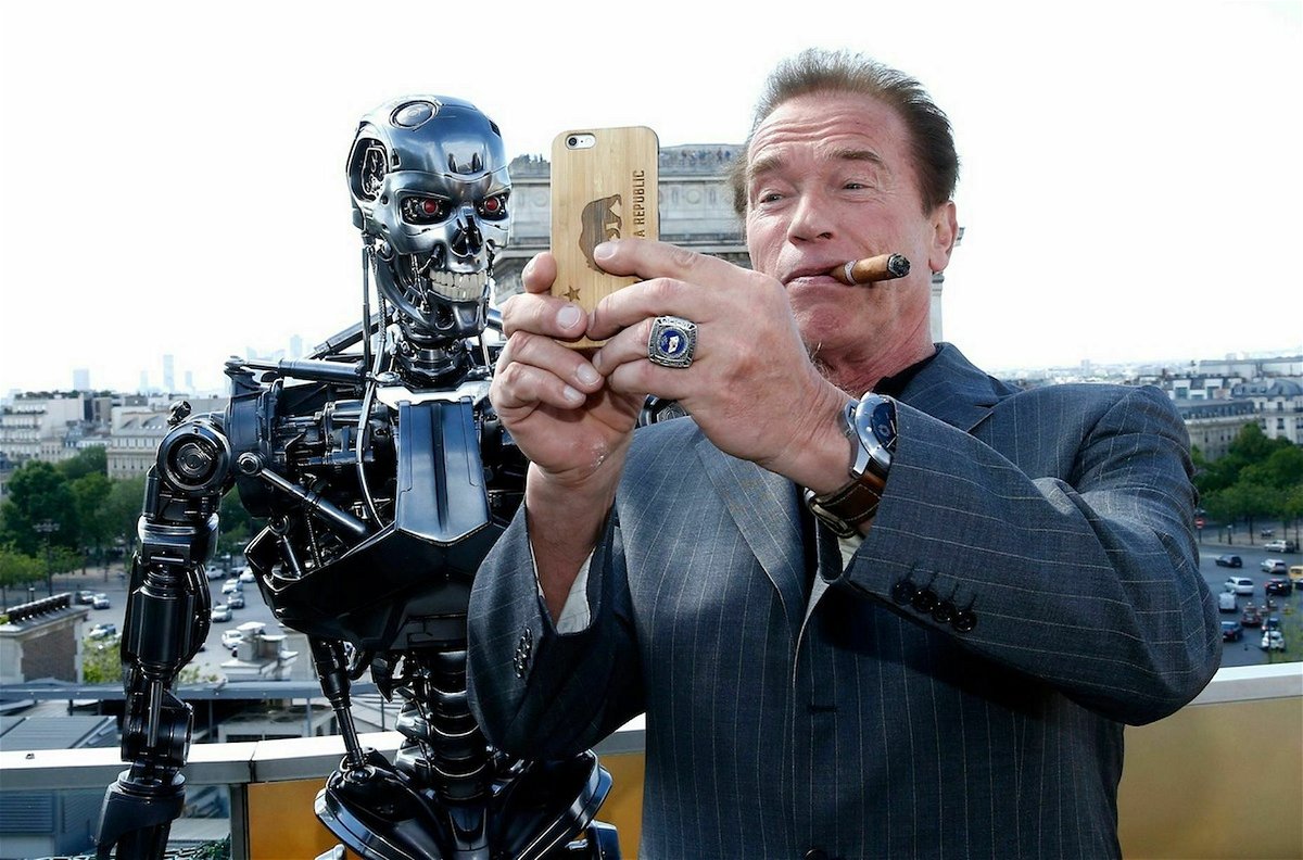Arnold Schwarzenegger scatta un selfie in compagnia di un Terminator